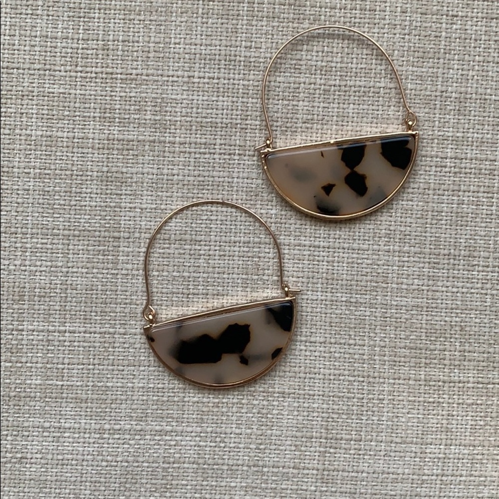 Gold hoop with tortoise half moon